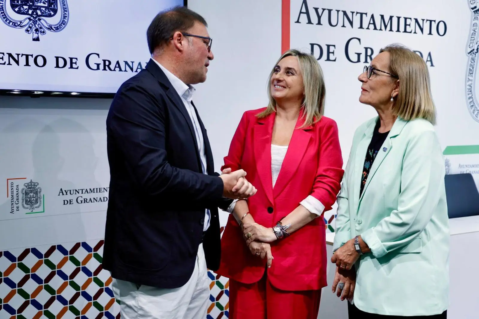 El Ayuntamiento se adhiere al convenio entre Junta de Andalucía y UGR para el alojamiento de estudiantes y personas mayores