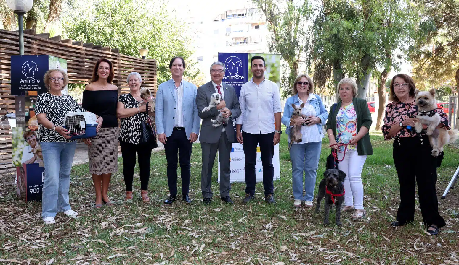 Plan pionero en Andalucía para combatir la soledad no deseada de los mayores con la adopción de mascotas