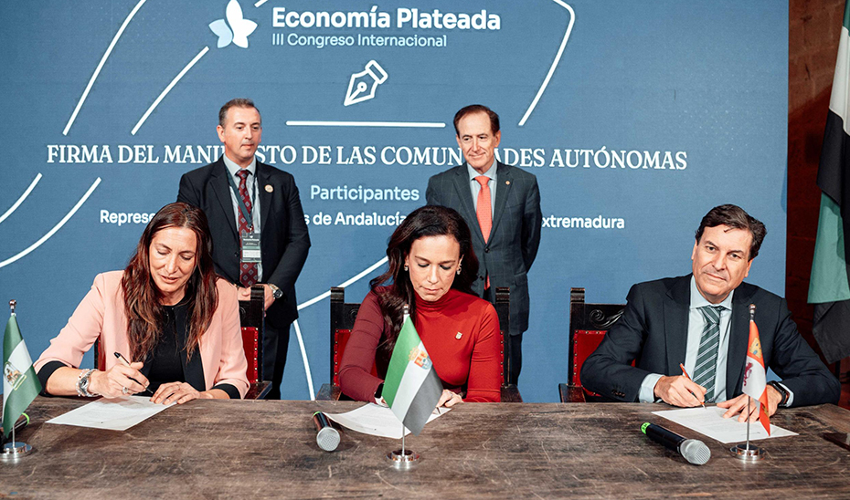 Andalucía sella con Extremadura y Castilla y León un manifiesto para reforzar su compromiso con el bienestar de las personas mayores
