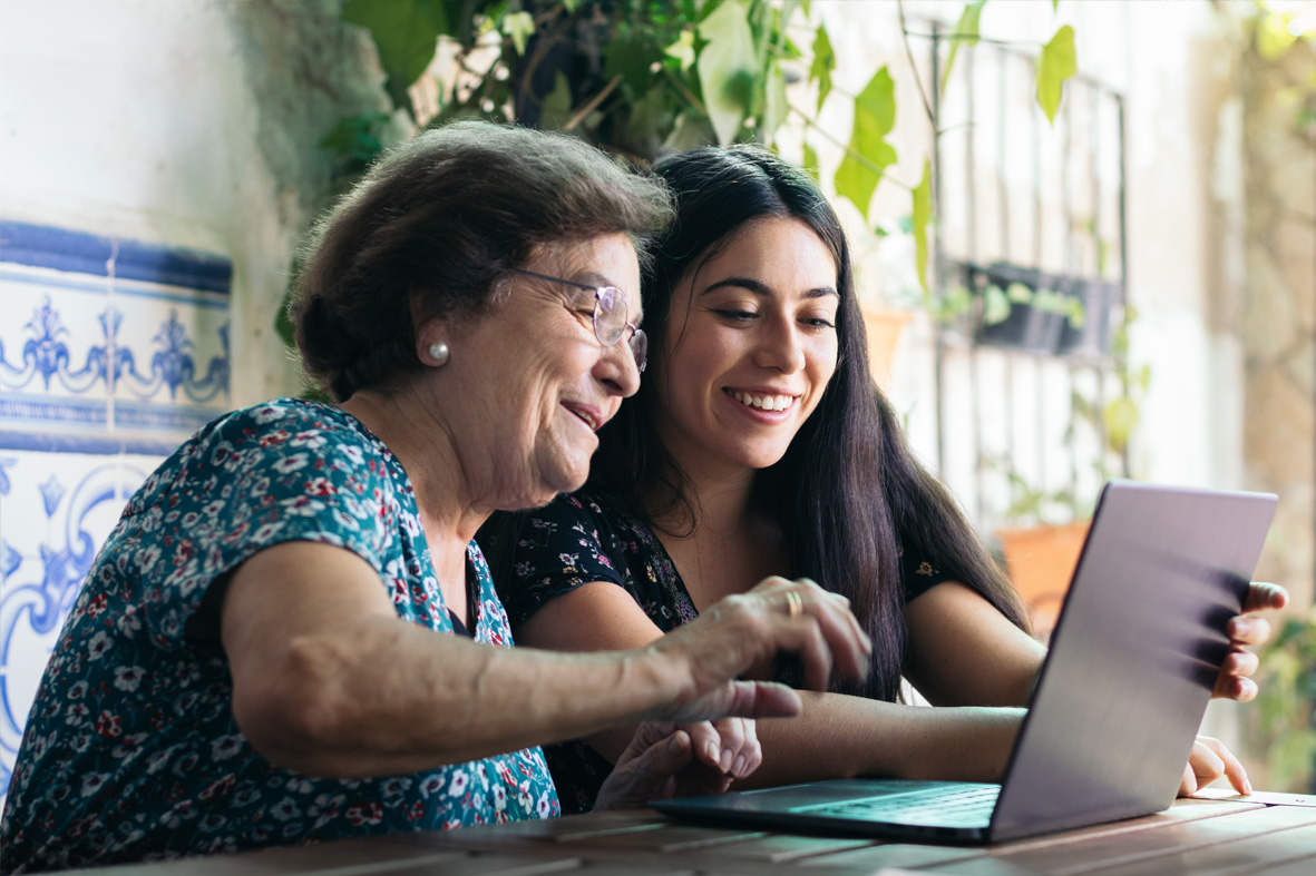Conectados sin complicaciones: Tecnología fácil para mantenerte cerca de quienes más quieres